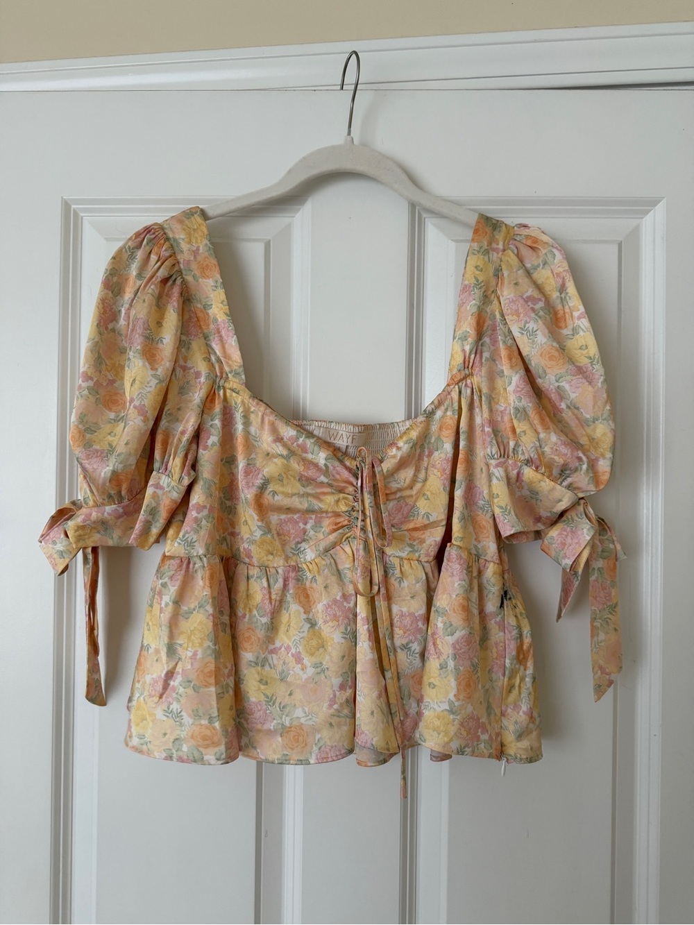 Wayf Pastel Yellow & Pink Floral Tie-Front Puff Sleeve Crop Top